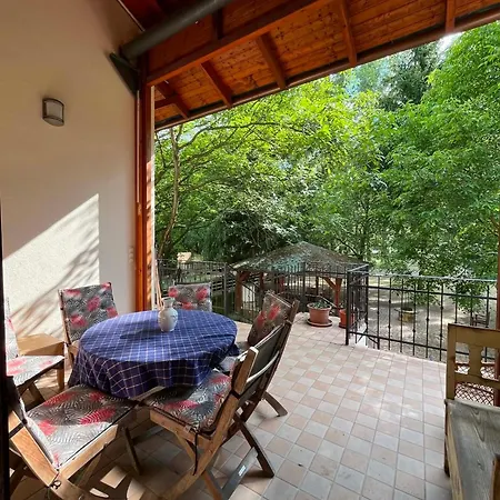 Capri Tiszaparti Vendeghaz Guest house